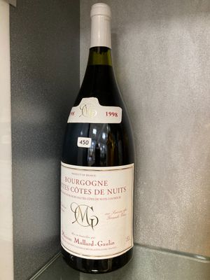 une bouteille de vin posée sur une étagère