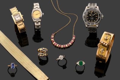de nombreux types de montres et de bracelets sur la table