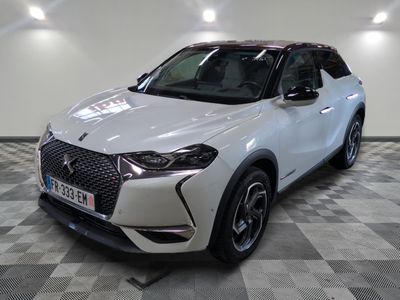 l'avant d'un SUV blanc garé sur un sol à damier