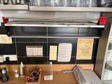 un comptoir sur lequel sont posés tout un tas d'articles
