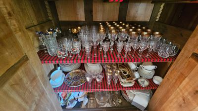 de nombreux verres à vin vides sur une étagère dans la cuisine