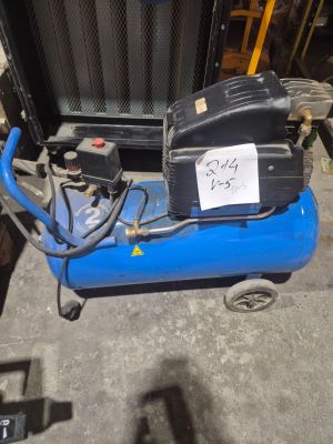 un compresseur d'air bleu posé sur un chariot bleu
