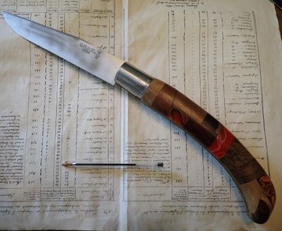 un couteau posé sur une feuille de papier