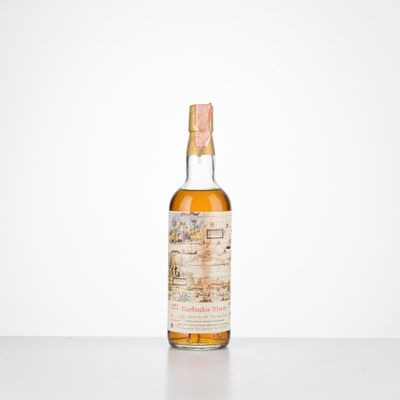une bouteille de whisky posée sur une table