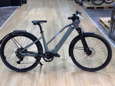 un vélo posé par terre dans un magasin