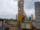 une grue posée au sommet d'un tas de bois