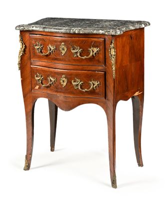 une image d'une commode à dessus en marbre