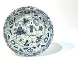 une assiette bleue et blanche avec une image d'un homme à cheval