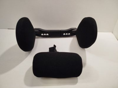 une enceinte noire et un boîtier noir posés sur une surface blanche