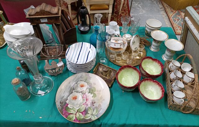 Ensemble de vaisselle et bibelots. Bols « choux », vases, tasses 