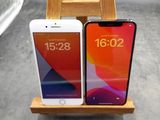 deux iPhones posés sur un support en bois