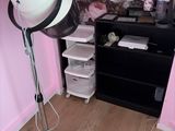 un sèche-cheveux posé sur un support dans une pièce