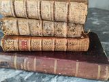 plusieurs vieux livres empilés sur une table