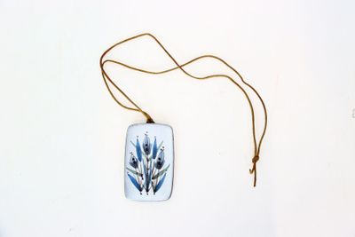 CAPRON Roger attribué à Pendentif en céramique à décors flor…