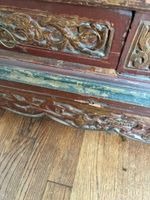 PETIT ARMOIRE A FRONTON en bois laqué rouge, noir et doré à … (photo 2)