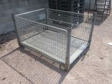 une cage posée par terre, dans laquelle se trouve un chien