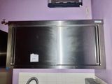 un micro-ondes et un grille-pain fixés au mur de la cuisine