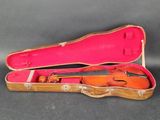 une image représentant un étui à violon contenant un violon