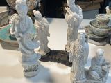 un groupe de figurines posées sur une table dans une pièce