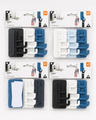 Un paquet contient quatre attaches en plastique bleues et blanches