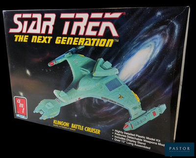 une boîte contenant une maquette d'un vaisseau de Star Trek