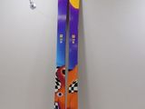 une paire de skis posée sur une table devant un mur
