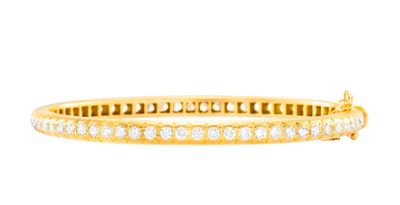 un bracelet en or jaune serti de diamants sur fond blanc