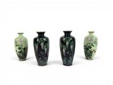 trois vases verts posés les uns à côté des autres sur une surface blanche