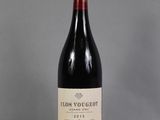 une bouteille de vin rouge posée sur une table