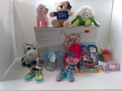 de nombreuses peluches posées sur une boîte