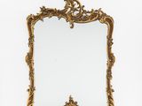 un miroir à cadre doré orné d'un motif décoratif