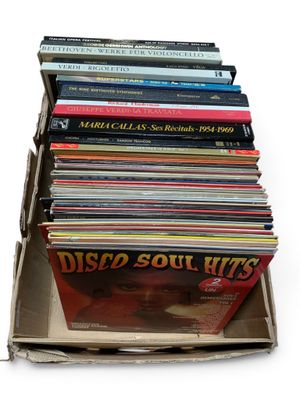 une boîte en carton remplie de disques vinyles et de CD divers