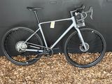 un vélo garé contre un mur