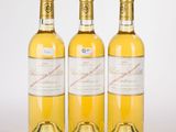 trois bouteilles de vin posées l'une à côté de l'autre sur une table