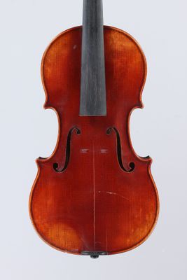un vieux violon avec un archet sur fond blanc