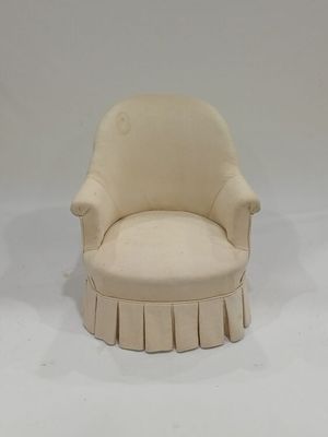 une paire de fauteuils rembourrés de couleur crème, de style « person »
