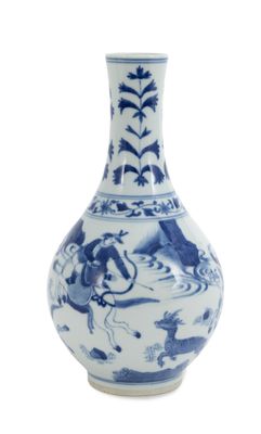 un vase bleu et blanc orné d'un oiseau