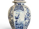 un vase bleu et blanc avec un couvercle sur fond blanc