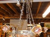 un lustre suspendu au plafond d'un magasin