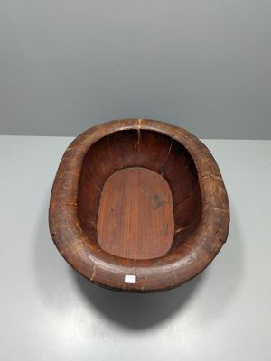 un bol en bois posé sur une table