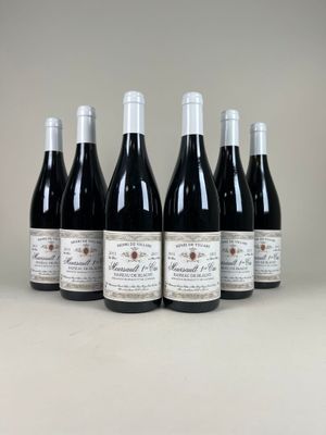 six bouteilles de vin rouge alignées sur une table