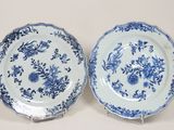 deux assiettes bleues et blanches ornées de motifs floraux, posées sur une table