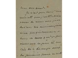 une lettre manuscrite rédigée par un homme qui tient une feuille de papier