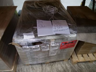une grande boîte sur laquelle sont posés de nombreux objets