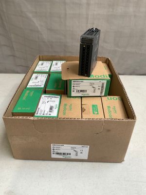 une photo montrant une pile de cartons contenant du matériel électronique posée sur une table