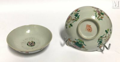 une tasse et une soucoupe placées l'une à côté de l'autre sur une table