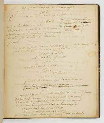 un vieux livre écrit posé sur une table