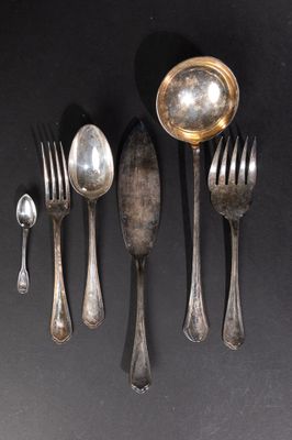 beaucoup de cuillères et de fourchettes en argent posées sur une table noire