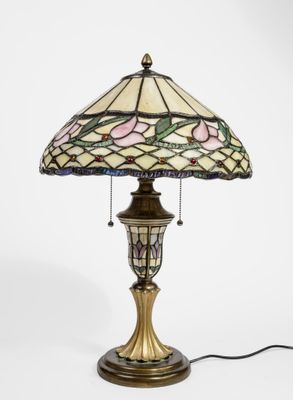 une lampe posée sur une table