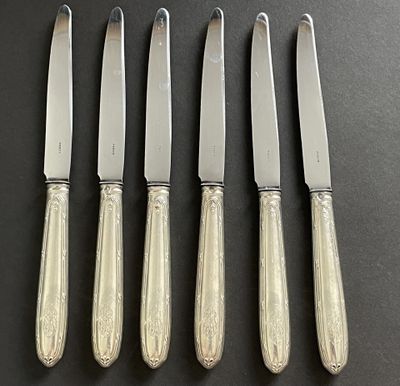 Six couteaux à dessert, le manche argent à motifs de filets …